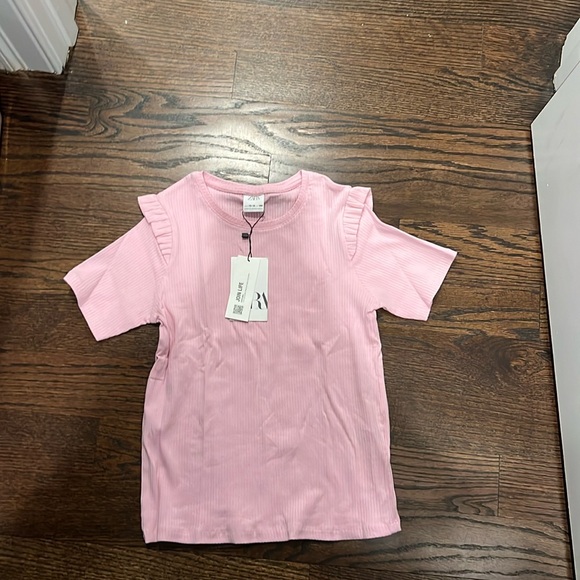 🎉NEW🎉 Pink ribbed tshirt with ruffles at shoulders - Picture 1 of 3